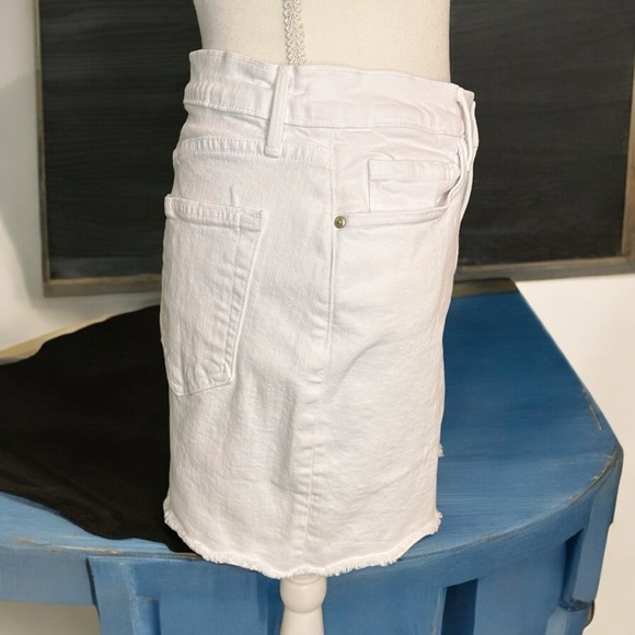 Frame Denim ‘Le Mini Jean Skirt’ in “Blanc” With Raw Split Hem Detail Size 28 - Picture 9 of 16